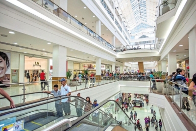 Condomínio de shopping center e utilização de áreas comuns por lojista