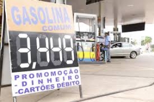 Posto de combustível de João Pessoa consegue liminar para continuar vendendo combustível mais barato, mediante pagamento em dinheiro